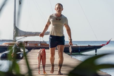 No Time to Die Shakes Up James Bond’s Iconic Wardrobe | Vogue Daniel Craig Workout, James Bond Outfits, Bond Outfits, British Royal Marines, Venom 2, James Bond Style, Avengers Team, No Time To Die, Nutrition Sportive