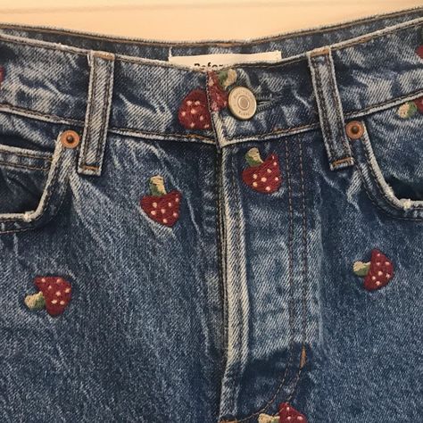 Nwot, Adorable Mushroom Embroidery Detail. Inseam: 29", Front Rise: 12", Leg Opening: 15". Mushroom Jeans Paint, Denim Embroidery Jeans, Embroidery Inspiration Clothing, Jacket Upcycle, Jean Embroidery, Micro Embroidery, Mushroom Embroidery, Embroidery Clothes, Alt Indie