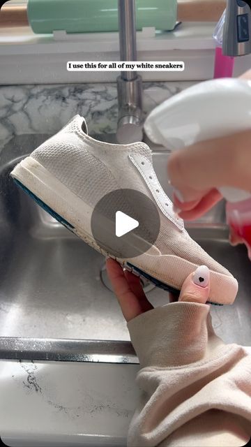 Not the Worst Cleaner - Brogan on Instagram: "Paper towel is 🔑!! I’ve tried all of the cleaning hacks and this is the best most effective way to clean the dirtiest of white shoes with products you probably already have at home ✨" How To Clean White Fabric Shoes, Washing Shoes, White Sneakers Cleaning Hacks, Homemade Shoe Cleaner, How To Clean Tennis Shoes By Hand, How To Wash White Sneakers, How To Clean White Tennis Shoes, How To Wash White Shoes, Shoe Cleaning