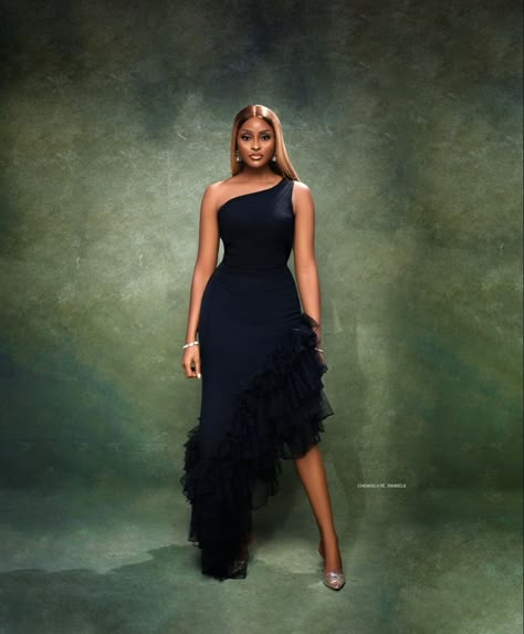 Black Gown For Birthday Shoot, Elegant Photoshoot Ideas Classy Simple, Dinner Dress Photoshoot Ideas, Dinner Dress Inspo Ideas, Simple Classy Birthday Photoshoot, Gowns For Birthday Photoshoot, Ankara Birthday Photoshoot, Birthday Shoot Inspo Outfits, Black Dress Outfit Classy Elegant Birthday