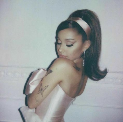 ariana grande icons ✦ - 4 - Wattpad Ariana Grande Pp, How Pinterest Sees Me Celebrity, Ariana Grande Pfp Aesthetic, Ariana Grande Aesthetic Pfp, Perfume Ariana Grande, Ariana Grande Images, Clara Bow, Men Abs, Ariana Grande Outfits