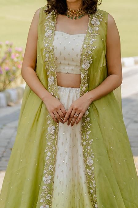 Embroidered Cape & Ombre Lehenga Set Mehendi Gown Outfit, Ideas For Traditional Outfits, White Dress For Haldi Function, Dhawani Set, Traditional Outfit Ideas For Women, Function Wear Dresses For Women, White And Green Saree, Marriage Outfits For Women, Function Dresses For Women