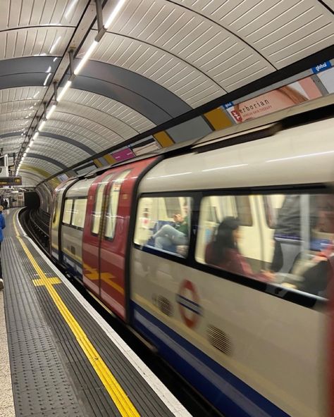 Uk highlights 🇬🇧♥️ London Subway Aesthetic, London Collage, London Subway, London Ideas, Uk Aesthetic, London Visit, Wishing Star, England Aesthetic, Aesthetic London