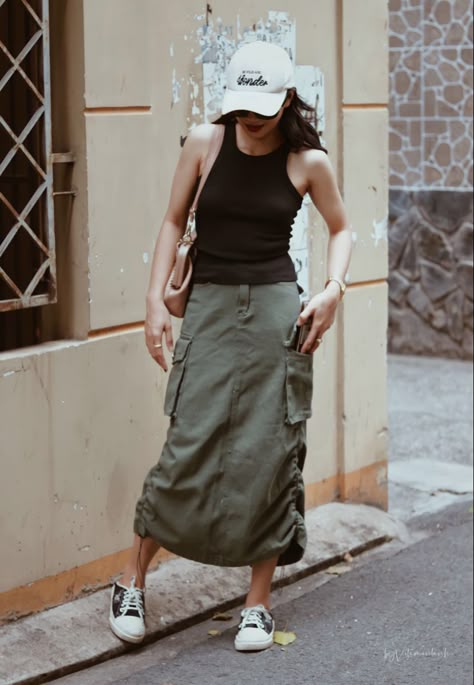 Black Cargo Long Skirt Outfit, Army Green Midi Skirt Outfit, Army Green Cargo Skirt, Green Cargo Maxi Skirt, Green Army Skirt Outfit, Army Green Maxi Skirt Outfit, Army Green Cargo Skirt Outfit, Green Skirt Outfit Spring, Long Green Cargo Skirt Outfits