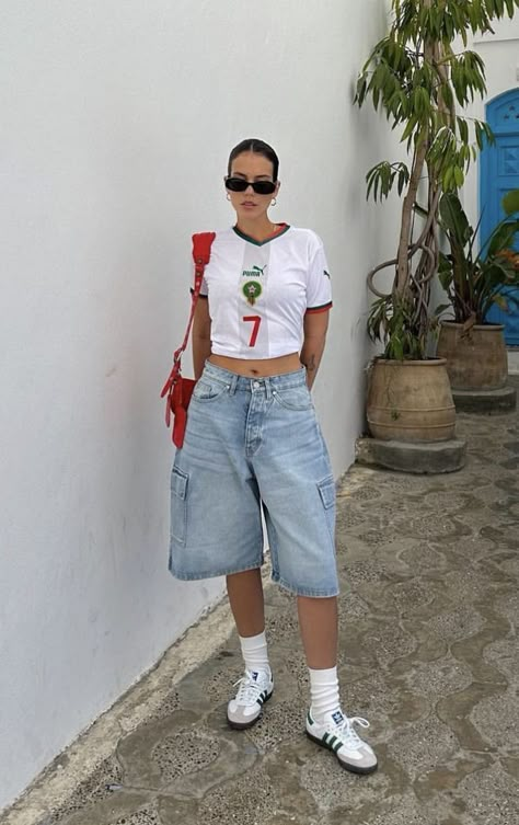 Oversized Cargo Shorts Outfit, Woman Jorts Outfit, Long Baggy Shorts Outfit, Y2k Jorts Outfit Women’s, Jorts Outfit Women’s 90s, White Jorts Outfits, Jorts Outfit Women’s Denim, Jorts Outfit Women’s Streetwear, Jersey Shorts Outfit Women