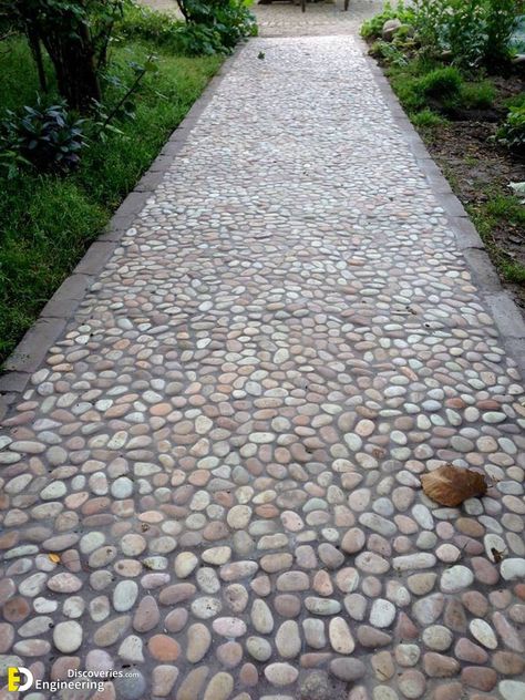 28+ Very Creative And Inspiring Garden Stone Pathway Ideas - Engineering Discoveries Unique Walkway Ideas, Pebble Pathway Ideas, Riverstone Landscaping, Landscaping Along Fence, Cobblestone Path, Sloped Backyard Landscaping, Large Backyard Landscaping, Pebble Garden, Backyard Walkway