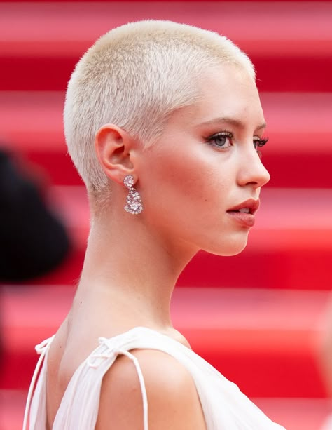 Buzzed Hair Women, Buzzcut Girl, Buzz Cut Women, Cannes Film Festival Red Carpet, Buzz Cut Hairstyles, Iris Law, Buzzed Hair, Shave Her Head, Bald Girl