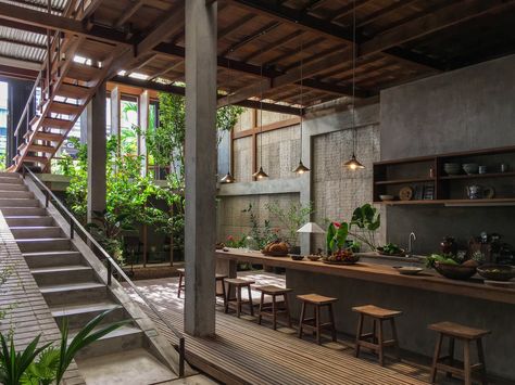 NISHIZAWAARCHITECTS · House in Chau Doc Indoor Kitchen, Seni Dan Kraf, Interior Design Per La Casa, Tropical House, Beach Park, Design Exterior, Indoor Outdoor Living, Open Kitchen, Casas De Ensueño