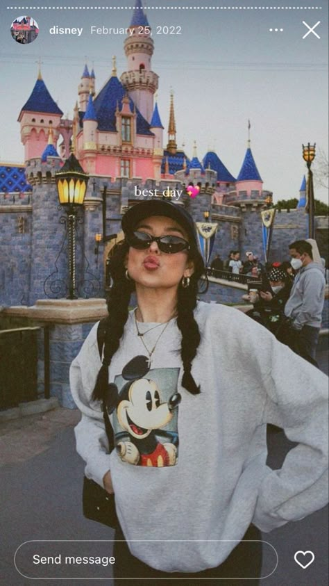 Celebrities Disneyland Outfits, Celebrities At Disney World, Disneyland Cute Pictures, Disney Paris Picture Ideas, Cute Disney Poses Photo Ideas, Poses At Disney World, Disney World Story Ideas, Disneyland Fits Aesthetic, Disney Halloween Photo Ideas