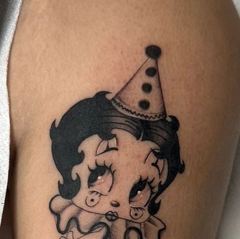 𝔰𝔱𝔞𝔯♡ on Instagram: "cute clown betty boop from old flash 💌🤍  𝚍𝚒𝚛𝚎𝚌𝚝 𝚖𝚎𝚜𝚜𝚊𝚐𝚎 𝚝𝚘 𝚋𝚘𝚘𝚔" Betty Boop Clown Tattoo, Betty Boop Clown, Vintage Clown Tattoo, Betty Boop Dog, Betty Boop Tattoo, Evil Clown Tattoos, Betty Boop Tattoos, Thigh Sleeve, Clown Tattoo