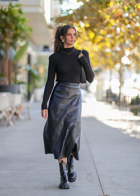 Black Leather Midi Skirt Outfit, Midi Leather Skirt Outfit, Outfit With Leather Skirt, Midi Skirt Fall Outfit, Leather Midi Skirt Outfit, Long Leather Skirt Outfit, Black Leather Skirt Outfit, Midi Leather Skirt, Long Leather Skirt