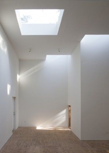 Light comes from skylights, cut to achieve 25 foot candles of natural light on the walls, eliminate the need for electricity. Steven Holl, Steel Columns, Empty Room, Alvar Aalto, Space Architecture, Light And Space, Natural Landscape, Light Architecture, 인테리어 디자인