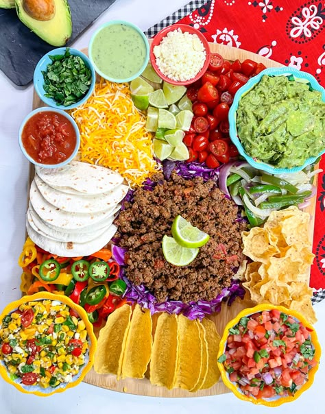 Taco Party Platter, Burrito Board Ideas, Tacos Serving Ideas, Mexican Dinner Party Ideas Table Settings Taco Bar, Taco Pile Up, Taco Night Menu Ideas, Taco Bar Party Aesthetic, Taco Board Presentation, Diy Food Board