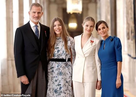 Royal Family Christmas, Spanish Queen, Carolina Herrera Dresses, Godet Skirt, Morning Suits, Princess Leonor, Queen Rania, Estilo Real, Cobalt Blue Dress