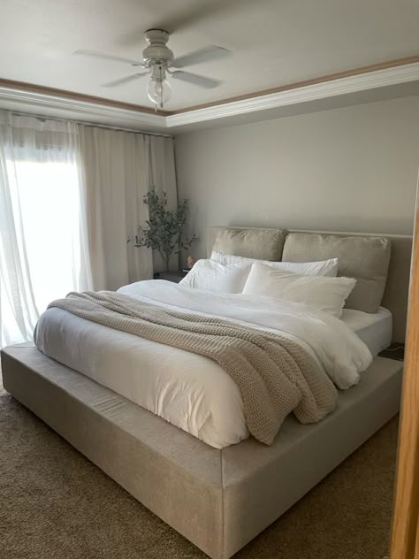 Cozy bedroom inspo King Sized Bed Aesthetic, Super Cozy Bed, Big Comfy Bed, Apartment Italy, Bedroom Inspo Cozy, Cloud Bed, Bed Aesthetic, Beige Room, Bedroom Redesign