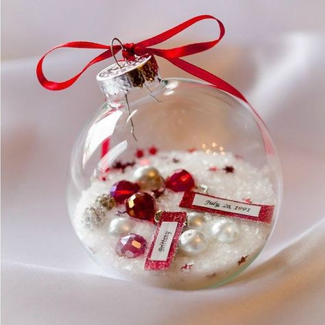 Decorate those glass or plastic ornaments just in time for Christmas. 23 new ways to dress up your tree. #diy #christmas #diyhomedecor Diy Christmas Gifts Ornaments, Clear Plastic Ornaments, Clear Christmas Ornaments, Clear Glass Ornaments, Diy Christmas Gifts For Family, Baby Christmas Ornaments, Rustic Christmas Ornaments, Diy Christmas Ornaments Easy, Diy Christmas Ornament