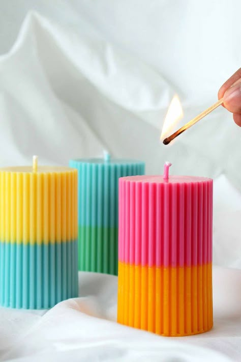 Image of three ribbed pillar candles of different colours with a hand lighting one of them with a match. Coloured Pillar Candles, Turquoise Candles, Handmade Candles Diy, Soya Mumu, Picked Flowers, Candle Crafts Diy, Candles Photography, Room Shelf, Creative Candles