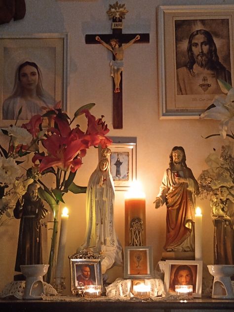 Home Altar Christian, Alter Ideas Spiritual Catholic, Family Altar Catholic Home, Catholic Altar Home Ideas, Home Altar Catholic Beautiful, Catholic Altar Home, Catholic Prayer Corner, Catholic Witch, Alter Ideas Spiritual