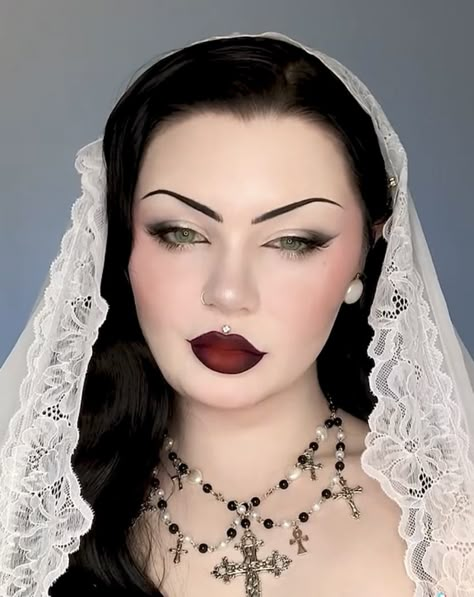 Gothic Bride Makeup Halloween, Wedding Makeup Gothic, Bridal Gothic Makeup, Vamp Glam Makeup, Goth Makeup Wedding, Classy Vampire Makeup, Vampire Wedding Makeup, Gothic Bride Nails, Bride Of Dracula Makeup