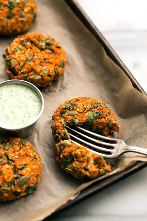 These vegan, gluten-free carrot-lentil cakes with garlic-herb tahini sauce are something special. Packed with red lentils, carrots, and kale, they're bursting with savory flavors, and hearty texture Carrot Patties, Lentil Cakes, Arabisk Mad, Lentil Cake, Tahini Sauce, Lentil Recipes, God Mat, Garlic Herb, Idee Pasto Sano