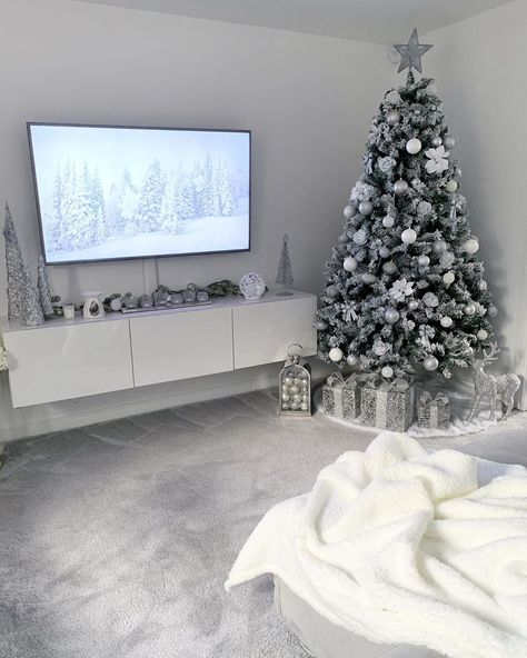 Grey Christmas Decor, Grey Christmas Tree, Glam Christmas Decor, Christmas Apartment, Glam Christmas, Christmas Themes Decorations, Christmas Tree Inspiration, Christmas Room Decor, Instagram White