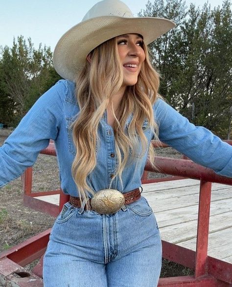 Ranch Outfits For Women Summer, Vaquera Jeans Outfit, Alt Western Outfits, Vaquera Hats, Western Denim Outfit, Jeans Cowgirl Outfit, Elegant Cowgirl Outfit, Cowgirl Style Outfits Rodeo, Latina Cowgirl Outfits