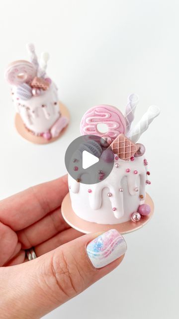 Cake Shaped Cake Pops, Unique Cake Pops Ideas, Cake Pops For Christmas, Gourmet Cake Pops, Cake Pop Decor, Birthday Cake Pops Ideas, Donut Cakepops, Cake Pop Decoration Ideas, Cake Pop Packaging Ideas