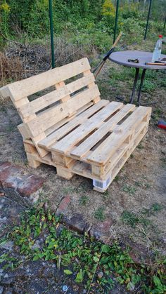 Balcon Mic, Pallet Patio Furniture Diy, Pallet Garden Furniture, Pallet Patio Furniture, Pallet Patio, Diy Couch, Wood Projects Diy, בר מצווה, Pallet Furniture Outdoor