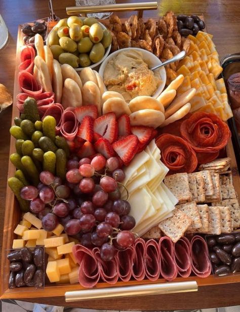 Healthy Food Platters, Park Charcuterie Board, Charcuterie Board Ideas Sweet And Savory, Churcutory Board, Shicutery Board, Chacootary Board, Charcoochie Board Ideas, Chicory Board Ideas, Picnic Snacks Finger Foods