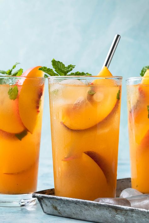 Peach Mojito Recipe, Peach Mojito, Banana Cocktails, Mint Cocktails, Peach Cocktail, Peach Drinks, Cocktail Syrups, Peach Puree, Easy Cocktail