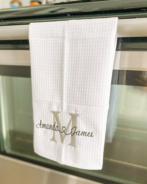 Wedding Towels Embroidered, Monogrammed Kitchen Towels, Embroidery Designs Tea Towels, Embroidered Towels Kitchen, Embroidery Tea Towels Free Pattern, Christmas Tea Towels Embroidery, Embroidered Kitchen Towels Ideas, Kitchen Towel Embroidery Ideas, Machine Embroidered Gifts