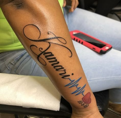 Black Couple Tattoos, Tatoos Names, Boyfriend Name Tattoos For Women, Tattoos For My Daughter, Baby Girl Tattoo Ideas, Cute Name Tattoos, Baby Tattoos For Moms, Baby Girl Tattoo, Name Tattoos On Arm