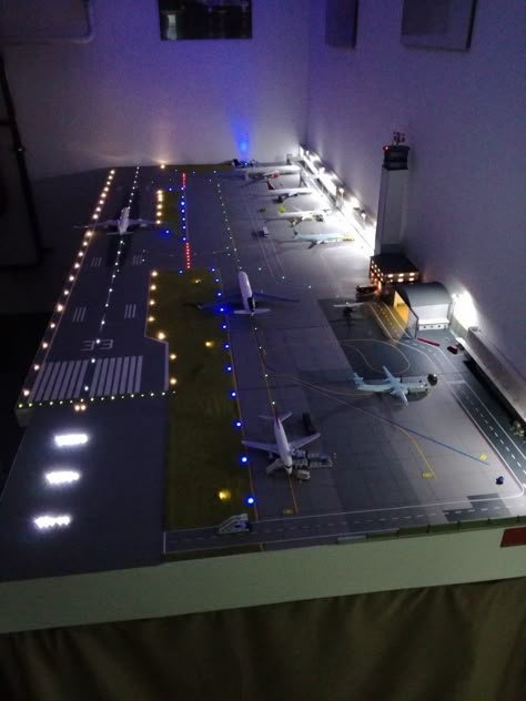 Airport Model Architecture, Diy Airport, Airport Diorama, Model Airplanes Display, Lego Airport, Lego Space Sets, Hot Wheels Room, Plane Photography, Man Cave Room