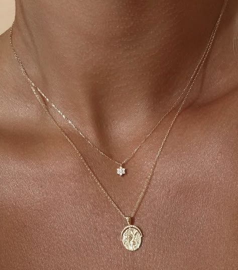 Dantiy Gold Necklace, Aesthetic Everyday Jewellery 2023, Stacked Necklaces Gold Dainty, Simple Layered Necklaces Gold, Gold Stacked Necklaces Simple, Simplistic Gold Jewelry, Brunette With Gold Jewelry, Dainty Necklace Layering, Everyday Gold Necklace Stack