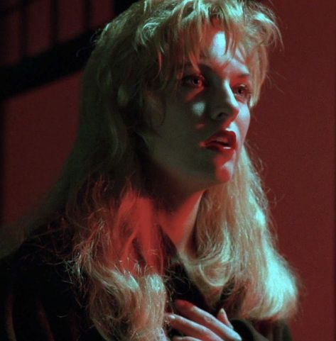 Twin Peaks Stills, Laura Palmer Drawing, Twin Peaks Profile Picture, Twin Peaks Twitter Header, Twin Peaks Pfp, Shelly Twin Peaks, Poems About Girls, Twin Peaks Laura Palmer, Twin Peaks Fire