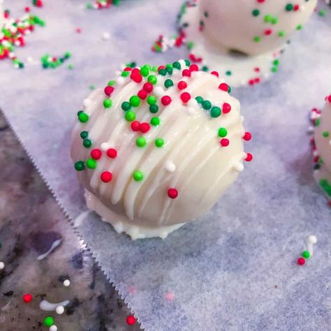 3 Ingredient Cookie Dough, Christmas Cake Balls, Oreo Balls Christmas, Homemade Christmas Cake, Snowballs Recipe, Cake Ball Recipes, Cake Ball, Cookie Dough Truffles, Christmas Cake Pops