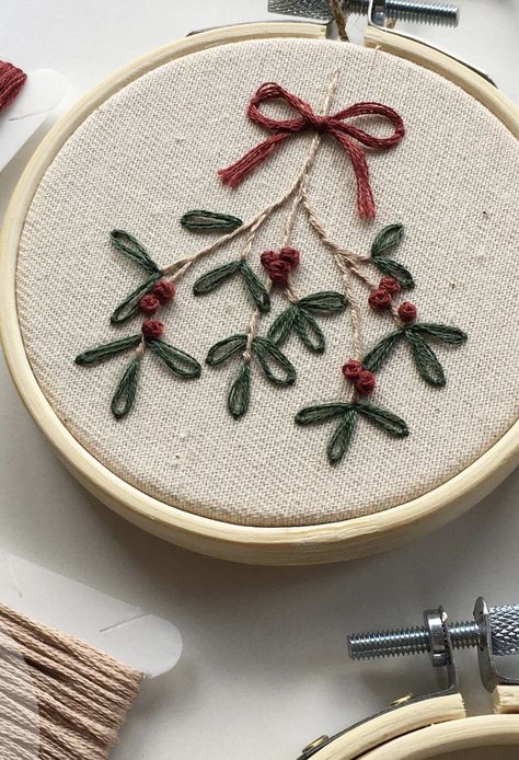 Embroidery Hoop Art Christmas, Embroidery Holiday Patterns, Embroidery Christmas Towels, Christmas Crafts Embroidery, Easy Holiday Embroidery, Easy Winter Embroidery, Santa Hat Embroidery, Christmas Sweater Embroidery Pattern, Christmas Embroidery Stitches