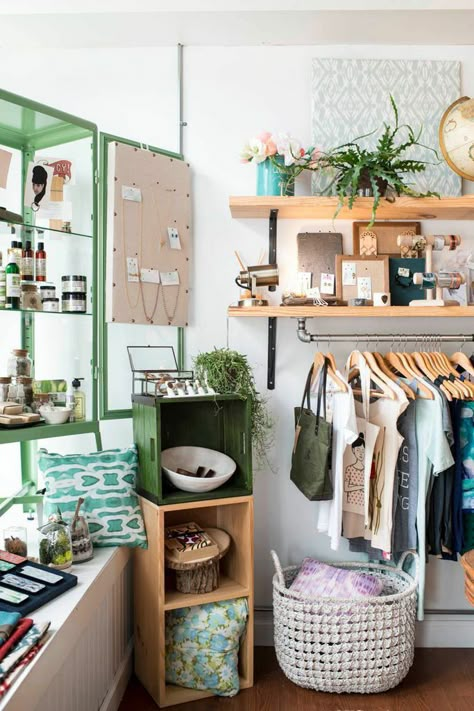 Transition from window to corner to wall shelving Small Boutique Interior Design Ideas, Small Boutique Ideas, Small Boutique Interior Design, Small Boutique Interior, Display Visual Merchandising, Boutique Inspiration, Store Design Boutique, Design Café, Clothes Hanging