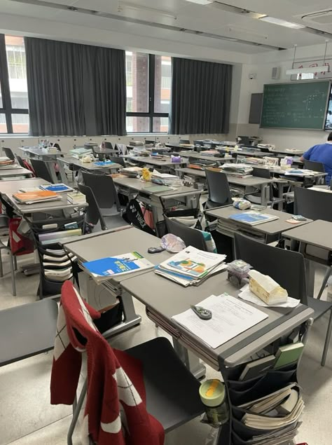 Korean School Classroom Luxury, Private School Classroom Aesthetic, High School Aesthetics, Classroom Aesthetic College, High School Teaching Aesthetic, American School Classroom, American High School Aesthetic Classroom, Korean Highschool Classroom, Big School Aesthetic