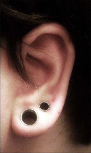 dreams of a magpie | A jewelry-junkie's take on trends, symbols and designers in the jewelry-world Hole Ear Piercing, Labret Vertical, Second Ear Piercing, Marla Singer, Double Ear Piercings, Ear Stretching, Plugs And Tunnels, Cool Piercings, Piercing Inspo