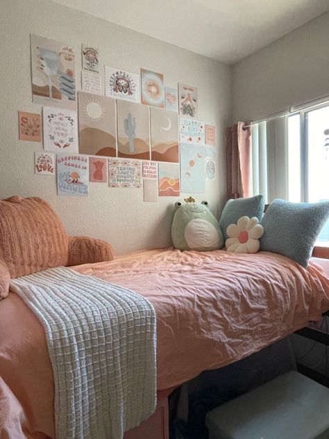 Dorm Bedding Color Schemes, Gcu Apartment Room Ideas, Pink And Teal Dorm Room, Dorm Room Inspo Colorful, Terracotta Dorm Room, Dorm Room Color Schemes Colour Palettes, Peach Dorm Room, Pink And Teal Room, Dorm Room Themes Color Schemes