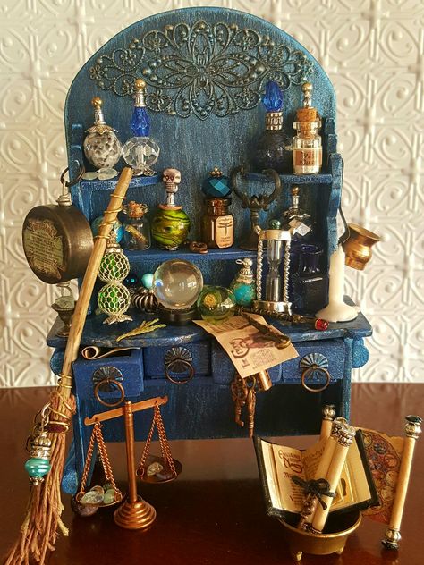 Miniature Wizard Room, Mineratures Diy, Diy Miniature Witch House, Miniature Magic Shop, Witch Cabinet Ideas, Clay Doll House Miniatures, Halloween Miniatures Haunted Dollhouse, Witch Dollhouse Miniatures, Witch Doll House