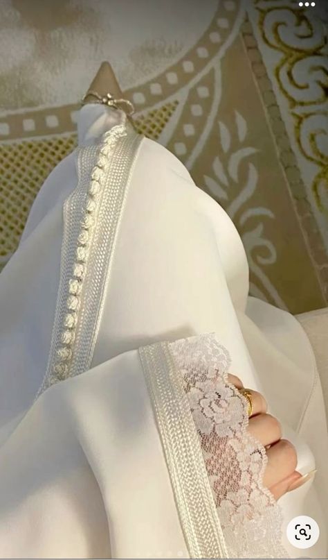 🌸🌸 White Hijab Aesthetic, White Caftan, Wedding Kaftan, Caftan Simple, Morrocan Fashion, Moroccan Bride, Moroccan Aesthetic, White Kaftan, Estilo Hijab