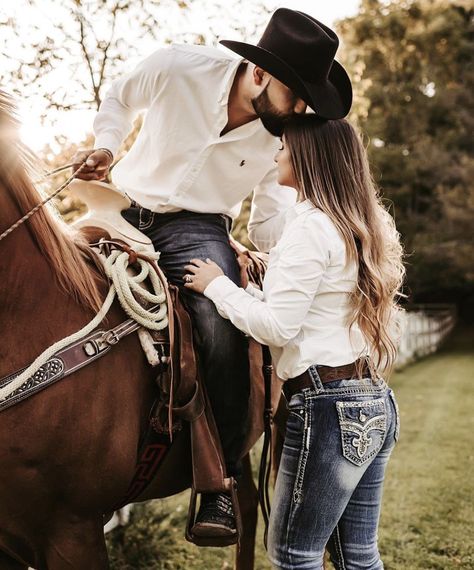 Couple Horse Photography, Horse Engagement Photos, Cowboy Engagement, Western Engagement Pictures, Western Engagement Photos, Western Couples, Horse Couple, Farm Engagement Photos, Country Engagement Pictures