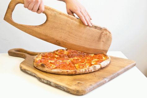 Pizza Board Ideas, Giant Pizza, Pizza Board, Wood Pizza, Wood Spoon Carving, Wood Utensils, Wooden Kitchen Utensils, Large Pizza, Pizza Peel