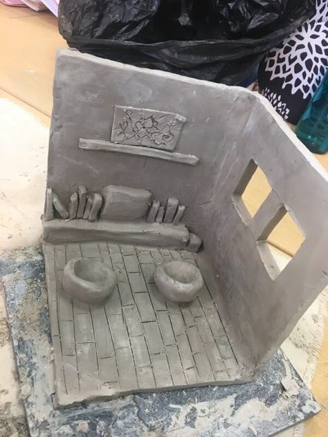 Ceramic Diorama Ideas, High School Clay Projects Ceramic Art, Art Ideas High School, High School Clay Art Projects, Clay Project Ideas High School, Middle School Painting Lessons, School Art Projects Highschool, Art Club Projects Middle School, Middle School Art Club