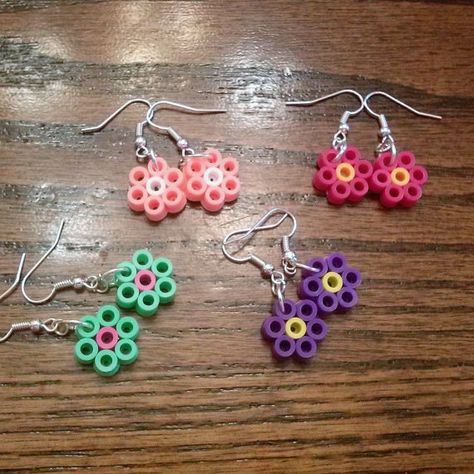 Perler Bead Flower Earrings, Perler Bead Stud Earrings, Peler Bead Earrings, Perler Bead Flower Patterns, Perler Keychain, Parlor Beads, Perler Bead Earrings, Earrings 2024, Hamma Beads Ideas