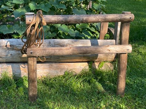 Western Garden Ideas Rustic, Western Driveway Entrance, Hitching Post Ideas, Western Yard Decor, Rustic Fence Ideas Country Living, Old Plow Yard Decor, Hitching Post For Horses, Frame Plants, Diy Fence Ideas