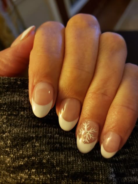 Christmas Nails Acrylic Almond Short Simple, Christmas Nails Non Acrylic, Nail Inspired Christmas, Nail Inspo Short Christmas, Snow Flake French Tip Nails, Cute Nail Ideas For Winter Simple, White French Tip Winter Nails, Cute Christmas French Tip Nails, Winter Break Nails