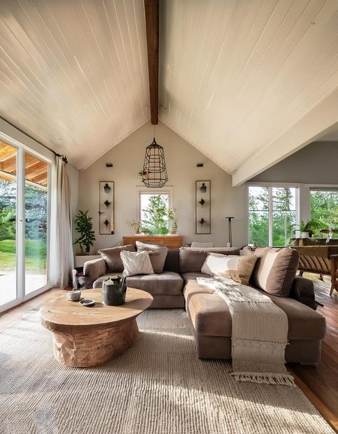 Modern Farmhouse High Vaulted Ceilings Living Room, Vaulted Ceilings Living Room, Office Bedroom Ideas, Vaulted Ceiling Living Room, Leather Couches Living Room, Modern Living Room Ideas, Indian Bedroom Decor, High Ceiling Living Room, Indian Bedroom